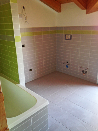 bagno-CESI-pavimento-30x30-rivestimento-10x30-verde-grigio